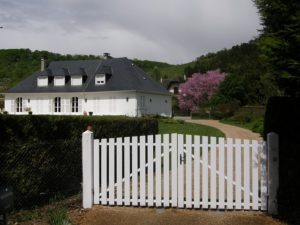 Transform Your Home With a Driveway Fence Gate